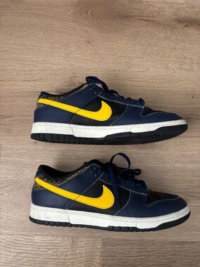 Nike Low-Top Sneakers in Michigan Navy and Yellow